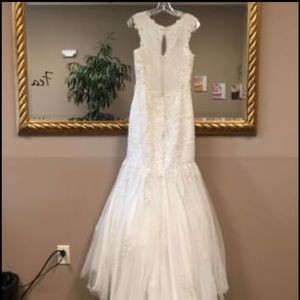 Brand new wedding dress. Size 8.